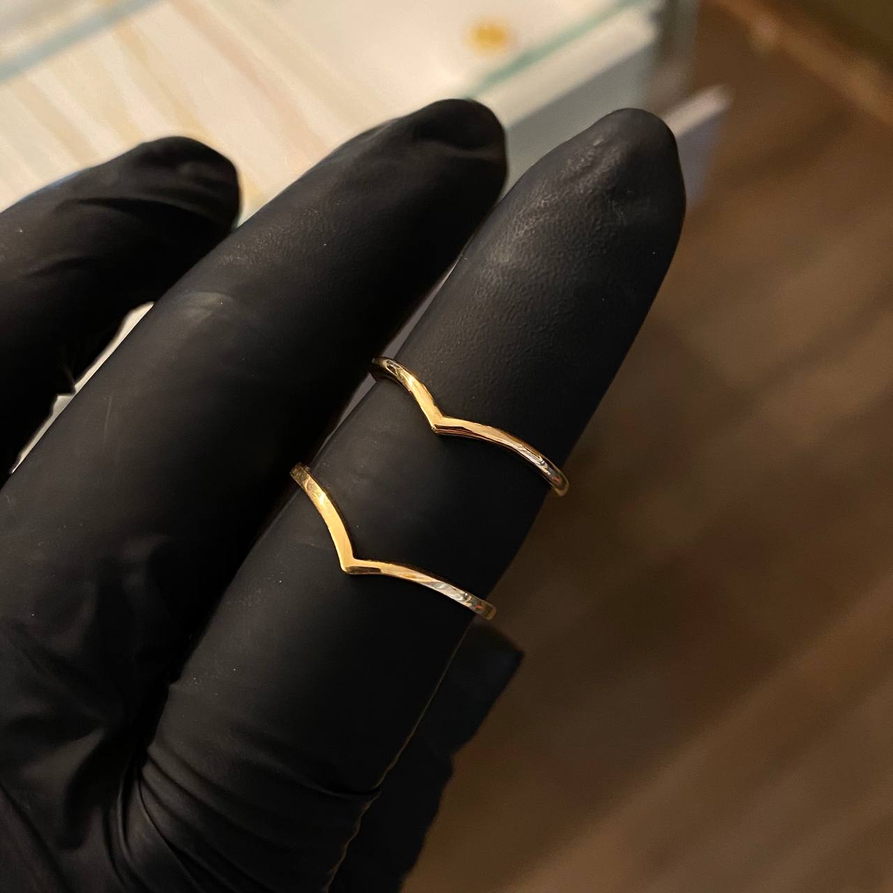Anillo V curvo 1.35gr- T6 3/4 Oro Amarillo