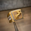 Anillo Caballo 10.75gr-T10 Tres Oros Circones Blancos