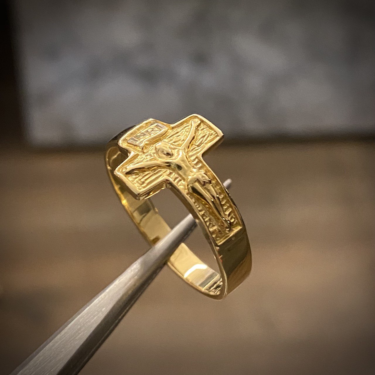 Anillo Cristo INRI 3.4gr-T10 1/2 Texturizado Oro Amarillo