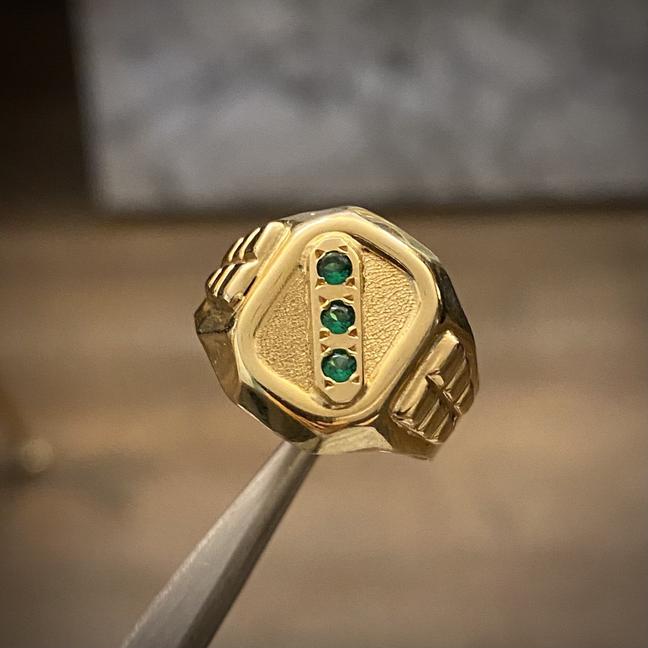 Anillo Trinity 4gr - T7 3/4 Circones Verdes Oro Amarillo