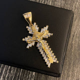 Dije Cruz Cristo 8.55gr/5.4cm Circones Blancos Oro Amarillo*