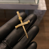Dije Cruz Clavos 3.9gr / 4.6cm Circones Blancos Oro Amarillo