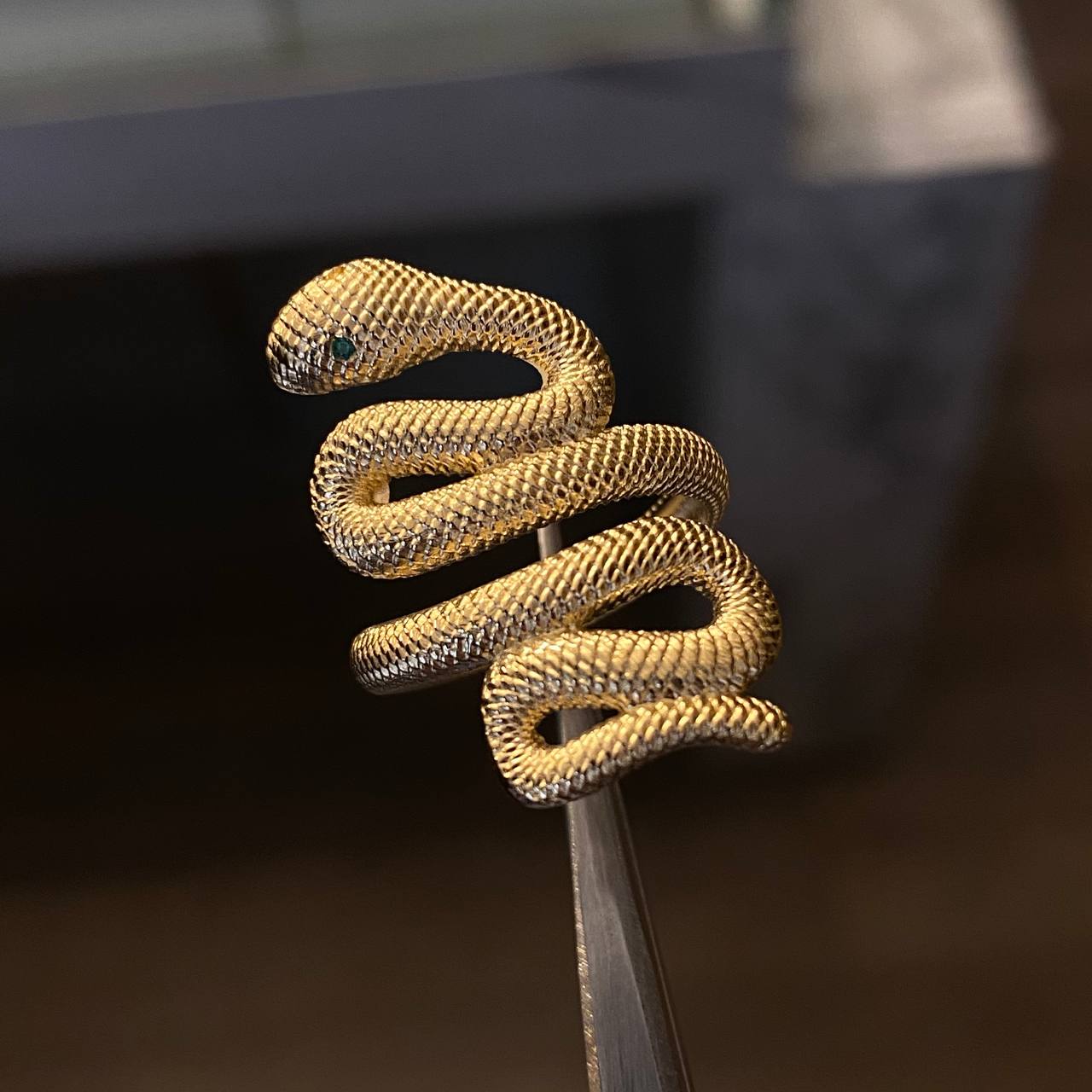Anillo Serpiente 5.55gr T6 1/4 Circones Verdes Oro Amarillo