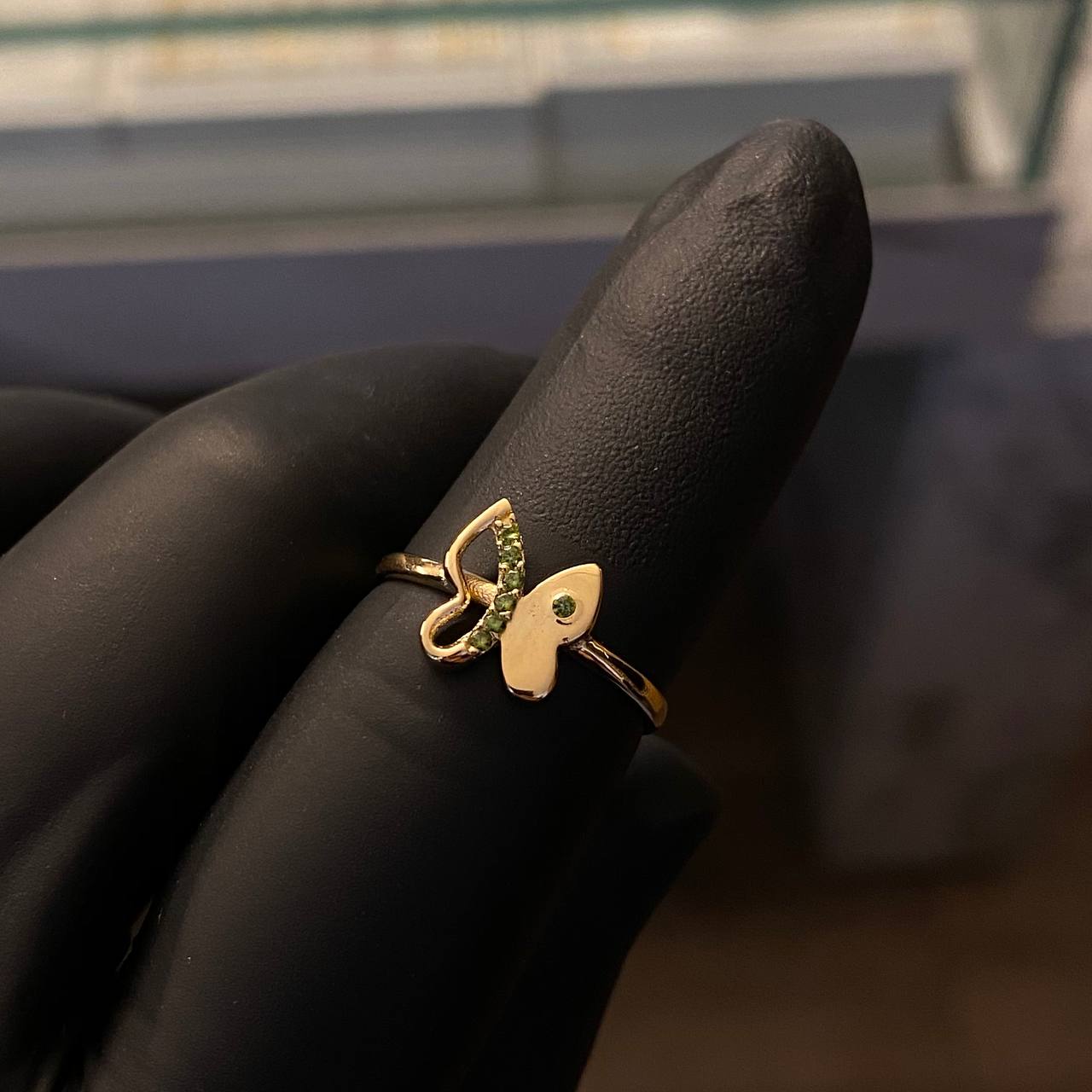 Anillo Silueta Mariposa 1.5gr-T6 1/2 Circones Verdes Oro Amarillo