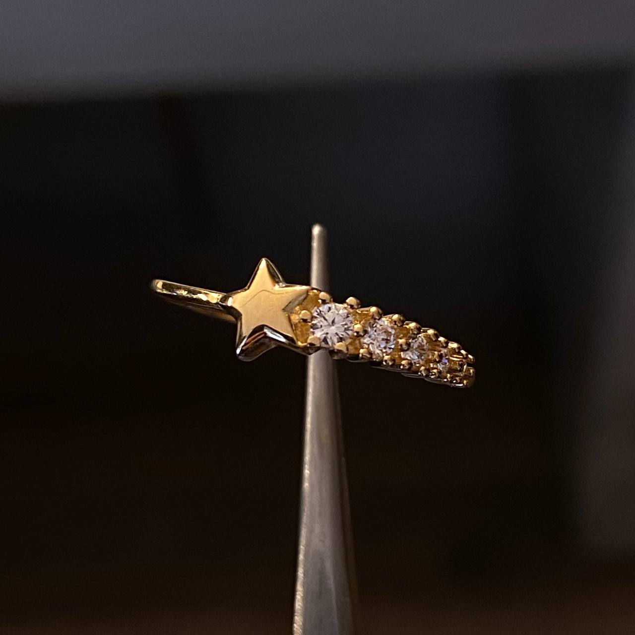 Anillo Estrella Fugaz 1.4gr-T7 1/2 Circones Blancos Oro Amarillo