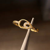 Anillo Silueta Hoja 1.2gr-T7 1/2 Circones Blancos Oro Amarillo