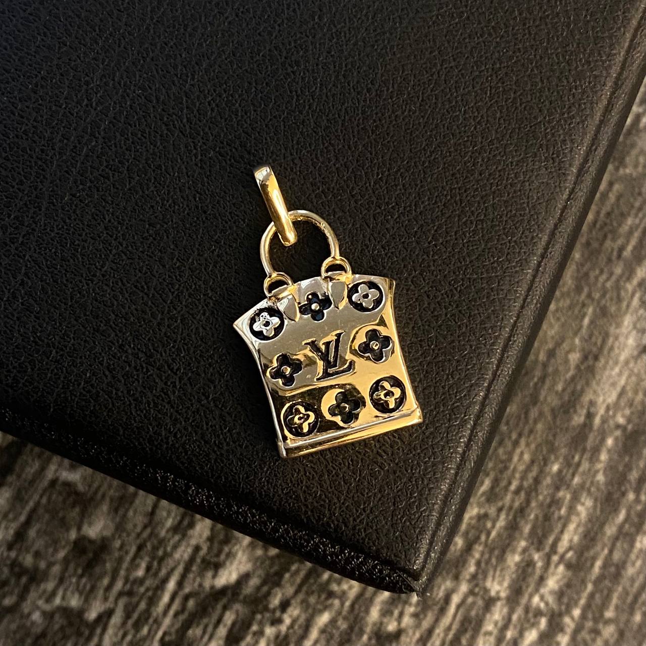 Dije Bolso LV 3.3gr/2.8cm Oro Amarillo*