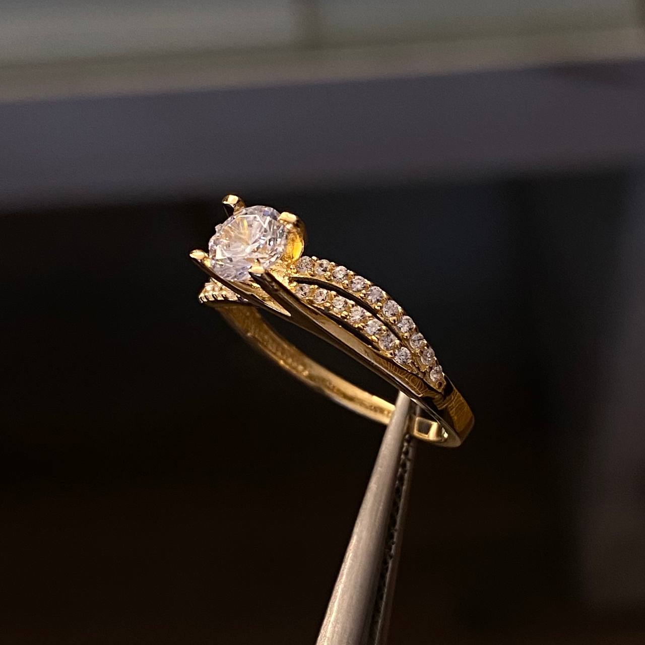 Solitario Paralelo Ascendente 2.05gr / T7 1/2 Anillo Circones Blancos Oro Amarillo