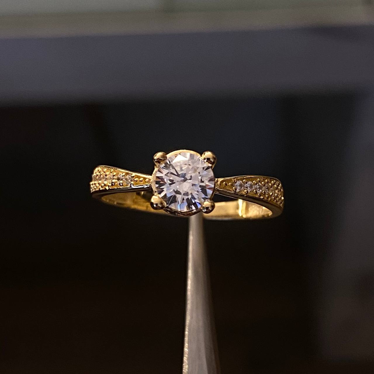 Solitario 2.4gr- T7 1/2 Anillo Circones Blancos Oro Amarillo