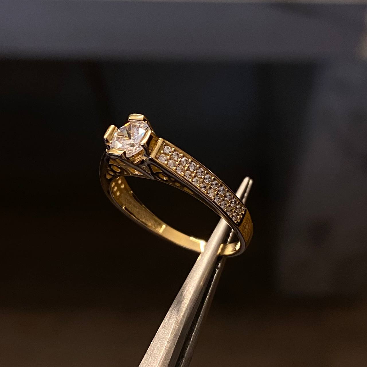 Solitario 2.75gr-T6 1/2 Anillo Circones Blancos Oro Amarillo