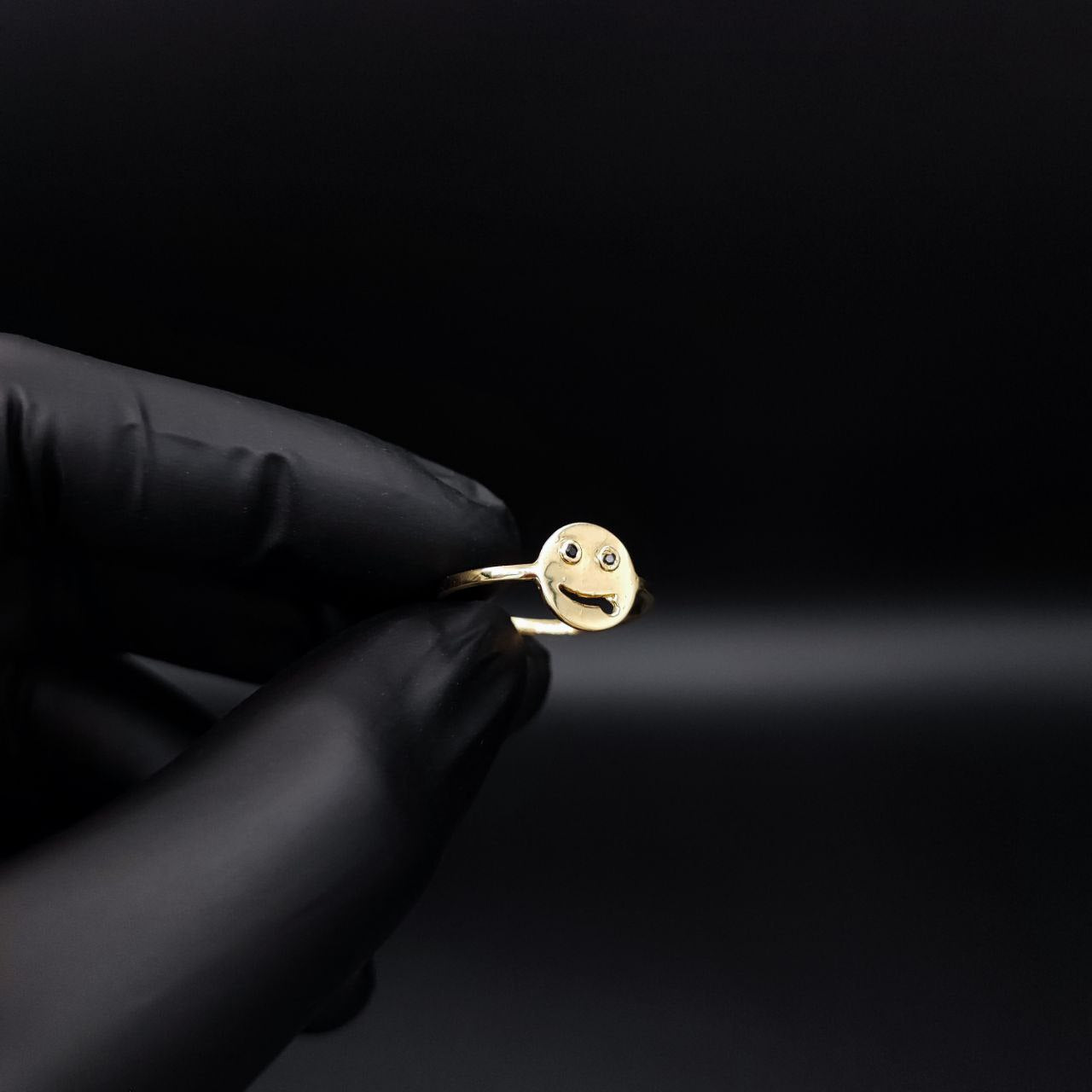 Anillo Emoji 1.45gr T8-1/4 Circones Negros Oro Amarillo#