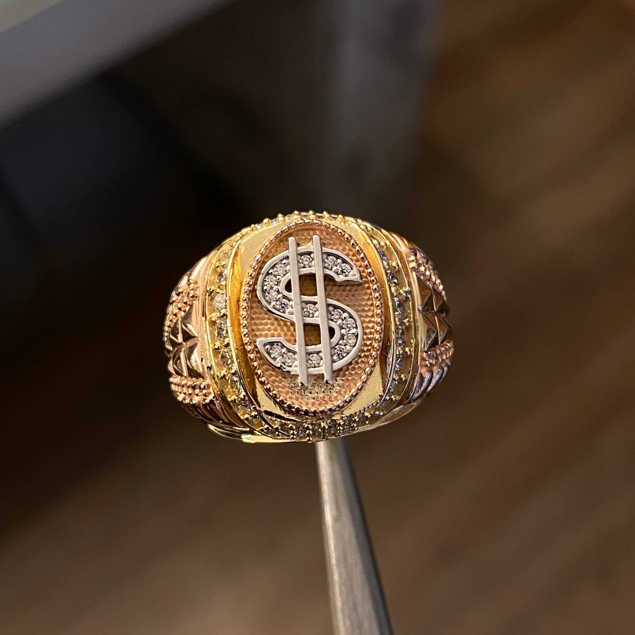 Anillo Signo Dólar 11.2gr T10 Circones Blancos Tres Oros*