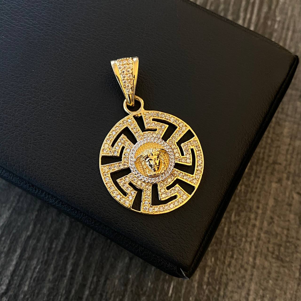 Dije Medusa VS 6.3gr / 3.9cm Circones Blancos Oro Amarillo