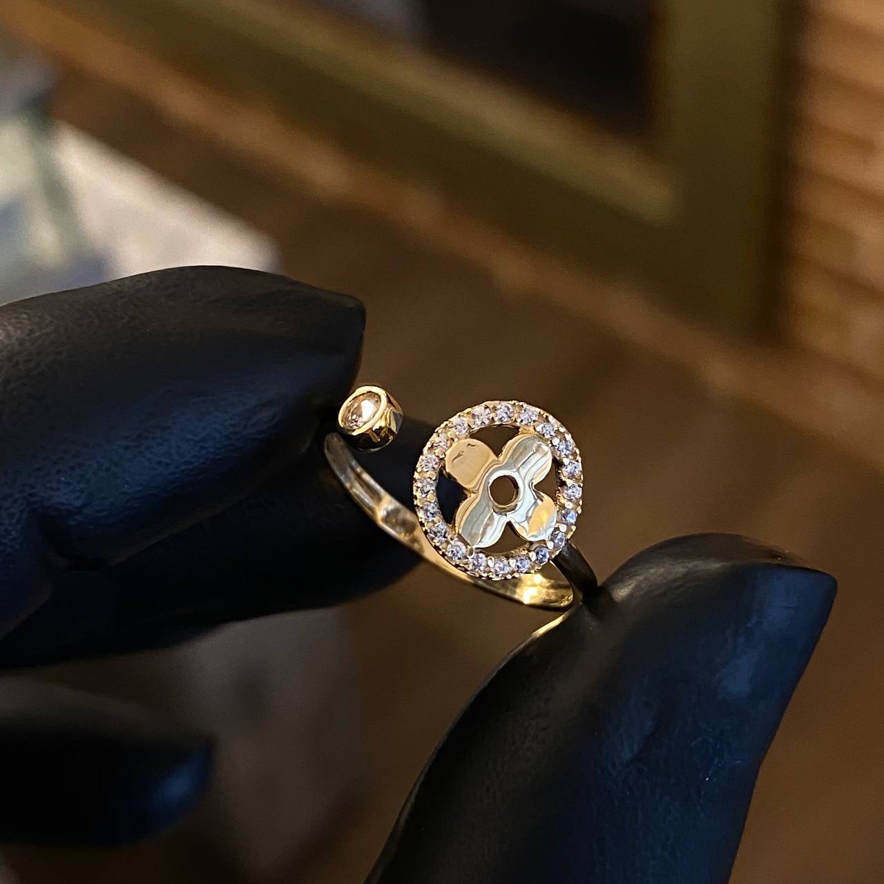 Anillo Abrazo Flor 1.95gr T7 3/4 Circones Blancos Oro Amarillo*