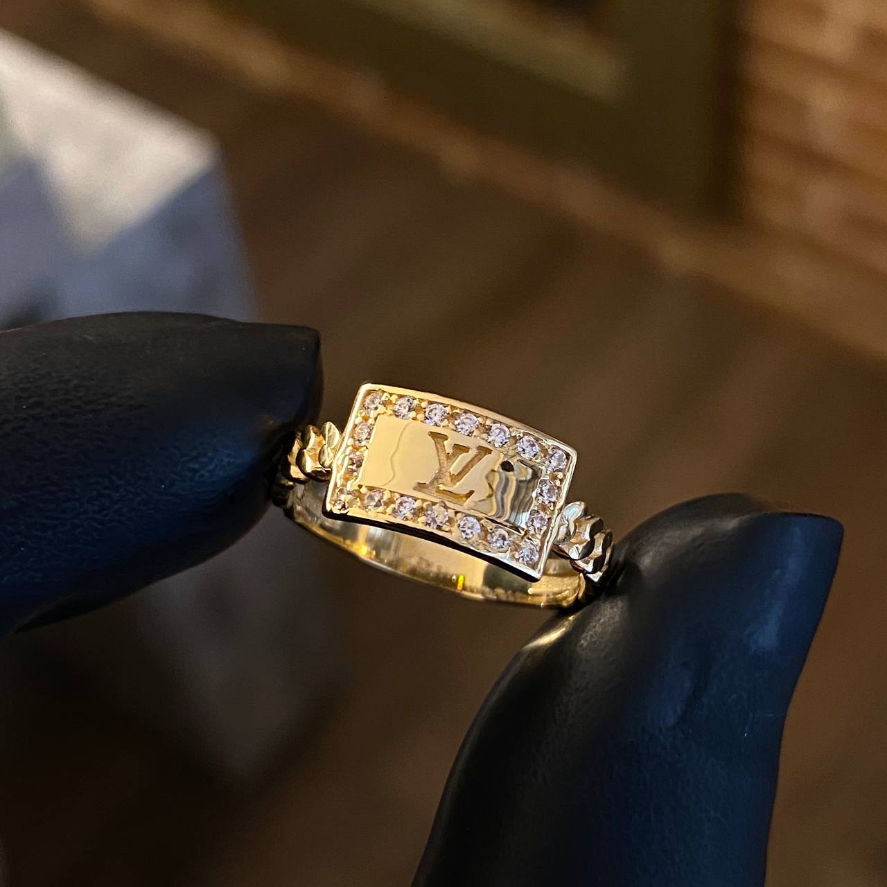 Anillo Cubano LV 3gr T7 Circones Blancos Oro Amarillo