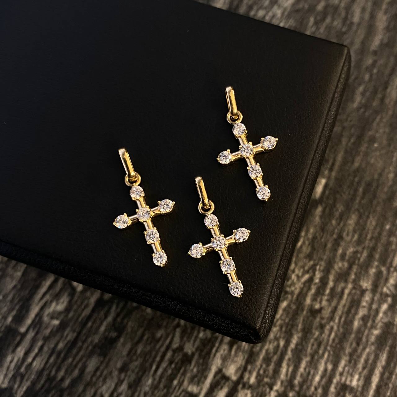 Dije Cruz Gotica 1.35gr / 2.5cm Circones Blancos Oro Amarillo