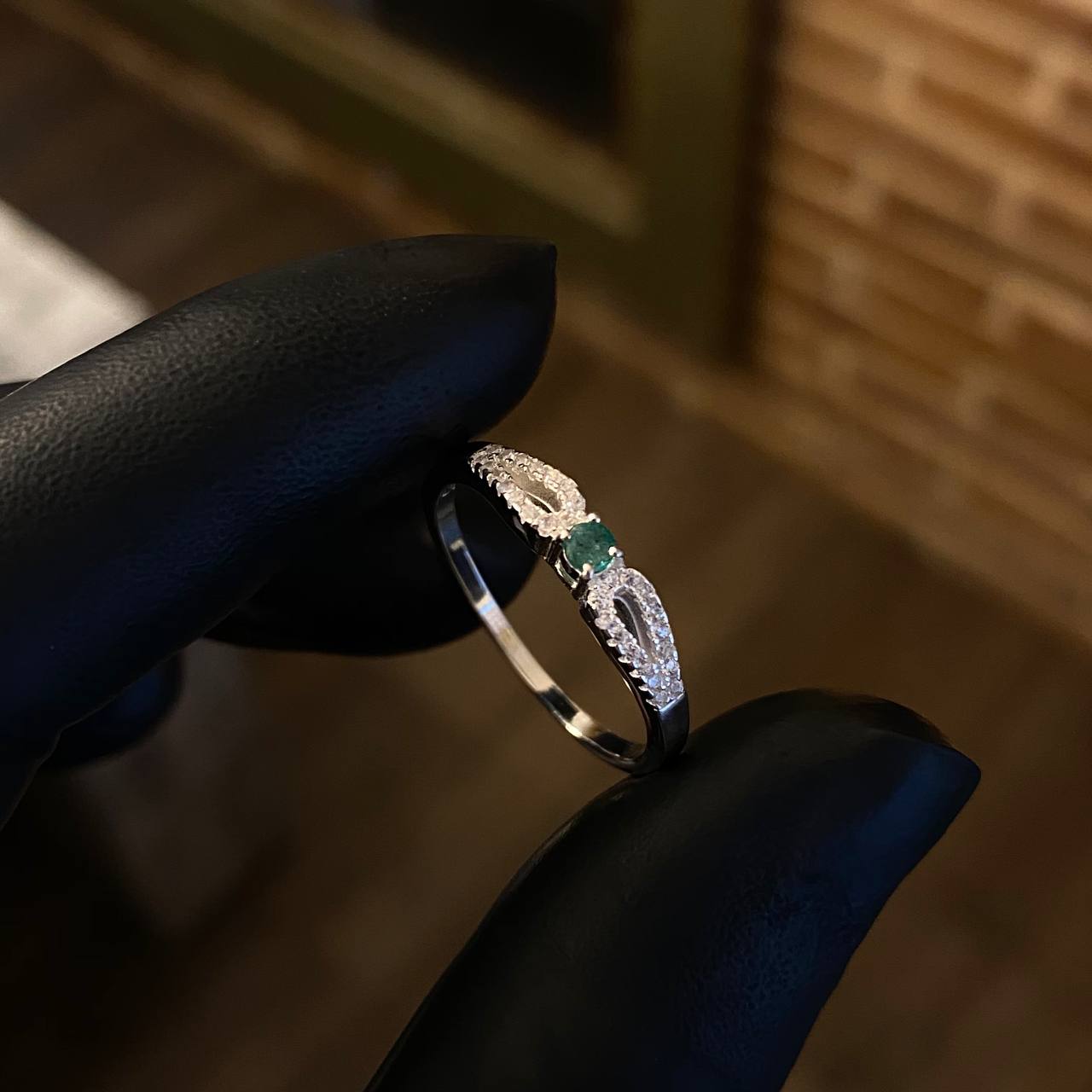 Solitario Infinito Esmeralda 7pts T5 3/4 Anillo Circones Blancos Plata 925 (Joya)*
