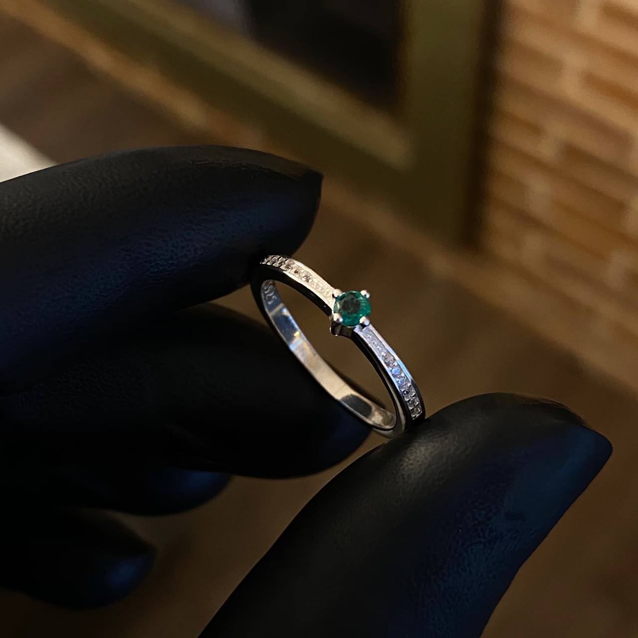 Solitario Esmeralda 10pts T7 Anillo Circones Blancos Plata 925 (Joya)