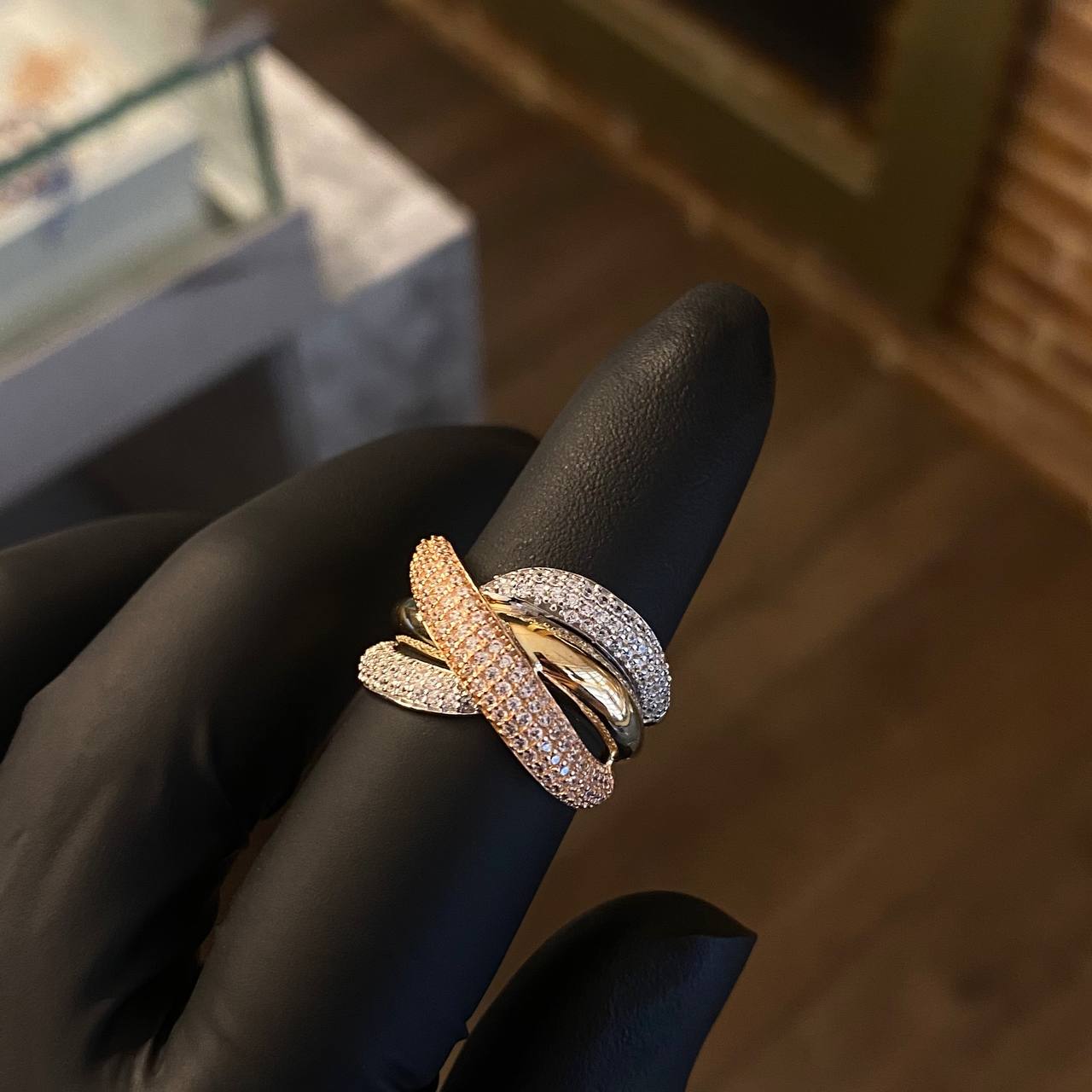Anillo Rustico Curvas Cruzadas 6.65gr T6 3/4 Circones Blancos Tres Oros*