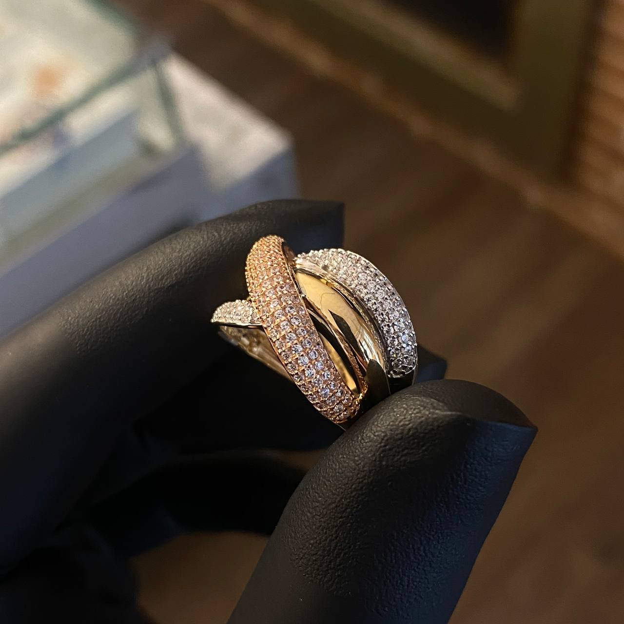 Anillo Rustico Curvas Cruzadas 6.65gr T6 3/4 Circones Blancos Tres Oros*