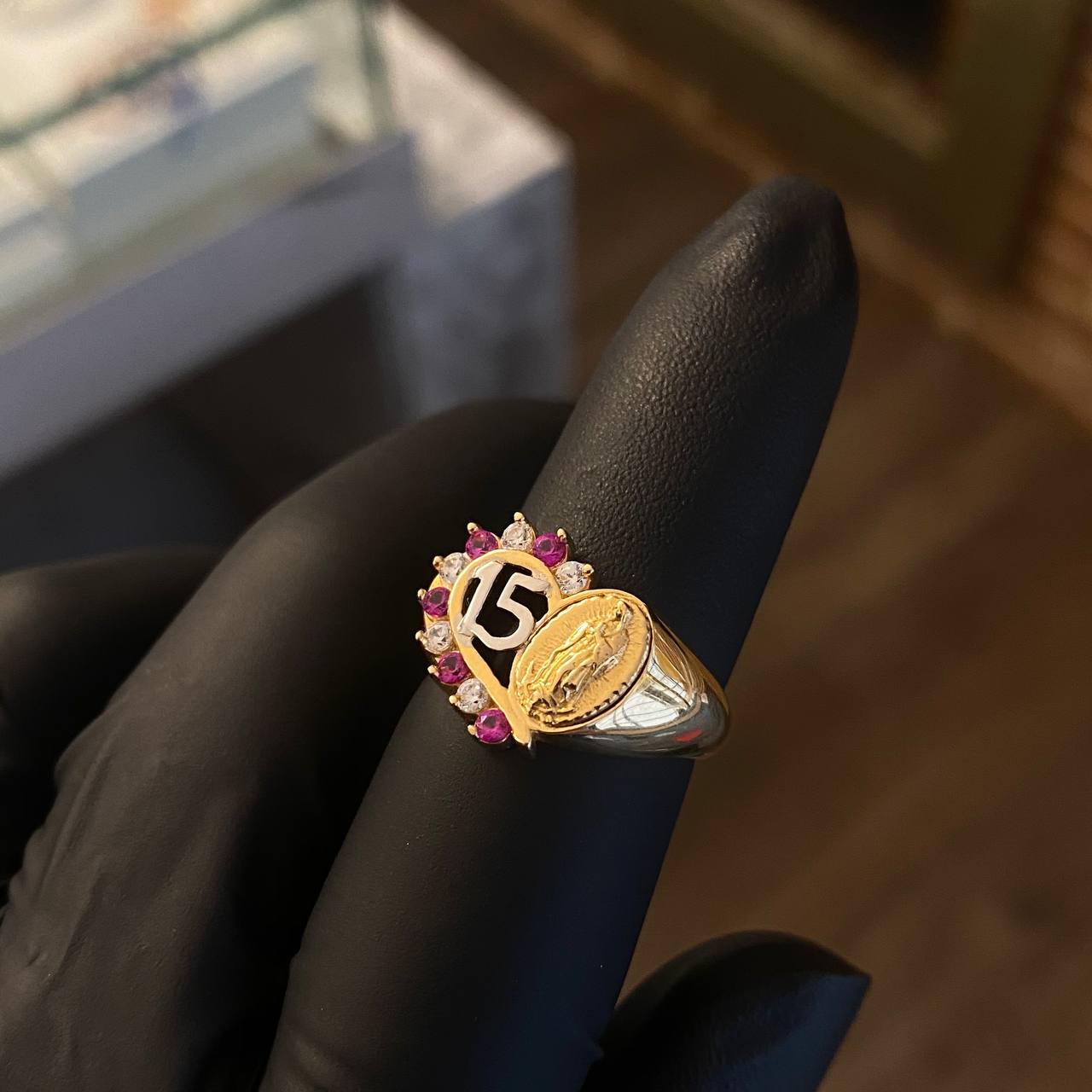 Anillo 15s Virgen Guadalupe 4.2gr T6 1/2 Circones Rosas Fucsias Dos Oros Amarilo Blanco