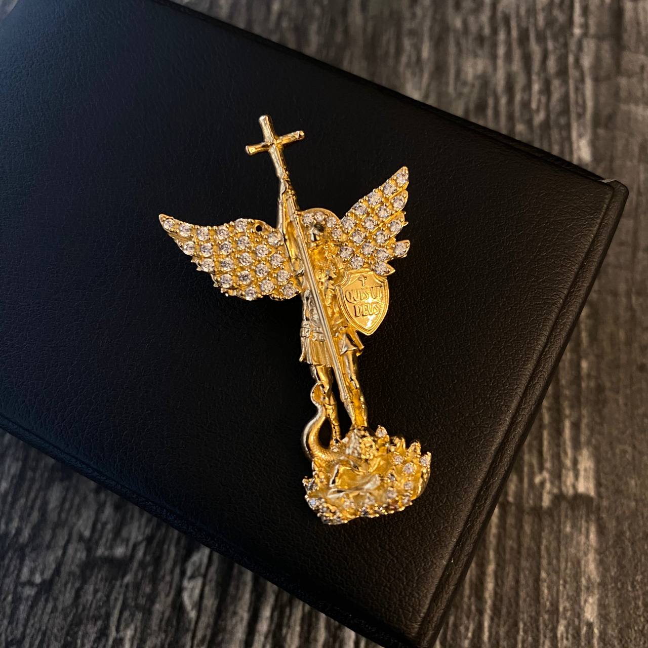 Dije San Miguel Arcangel 12.05gr / 4.7cm "Quis Ut Deus" Circones Blancos Oro Amarillo