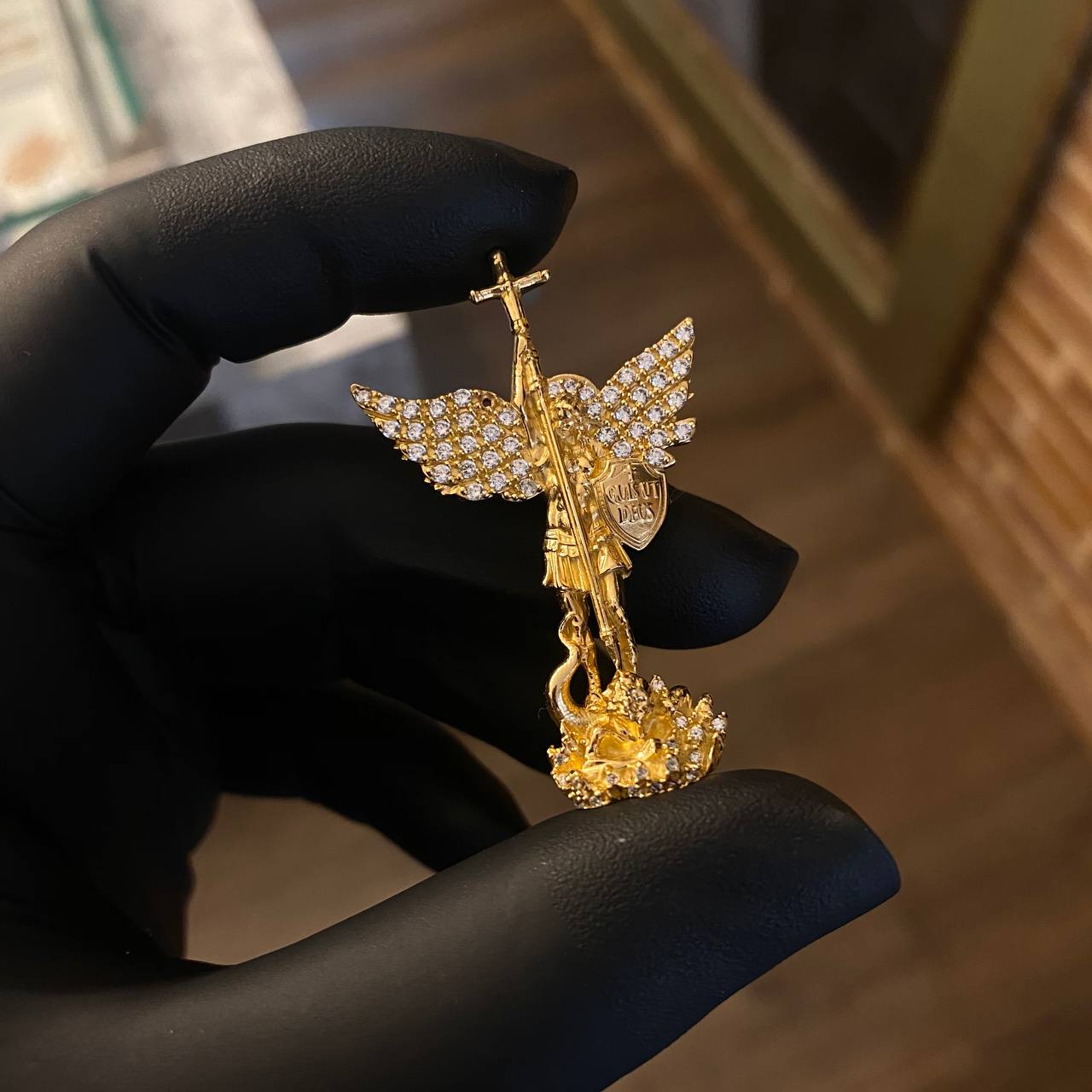 Dije San Miguel Arcangel 12.05gr / 4.7cm "Quis Ut Deus" Circones Blancos Oro Amarillo