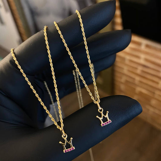 OFERTA!! Set Cadena Lazo 0.95gr/50cm + Dije Corona 0.3gr/1.2cm Circones Fucsias Tres Puntas Oro Amarillo