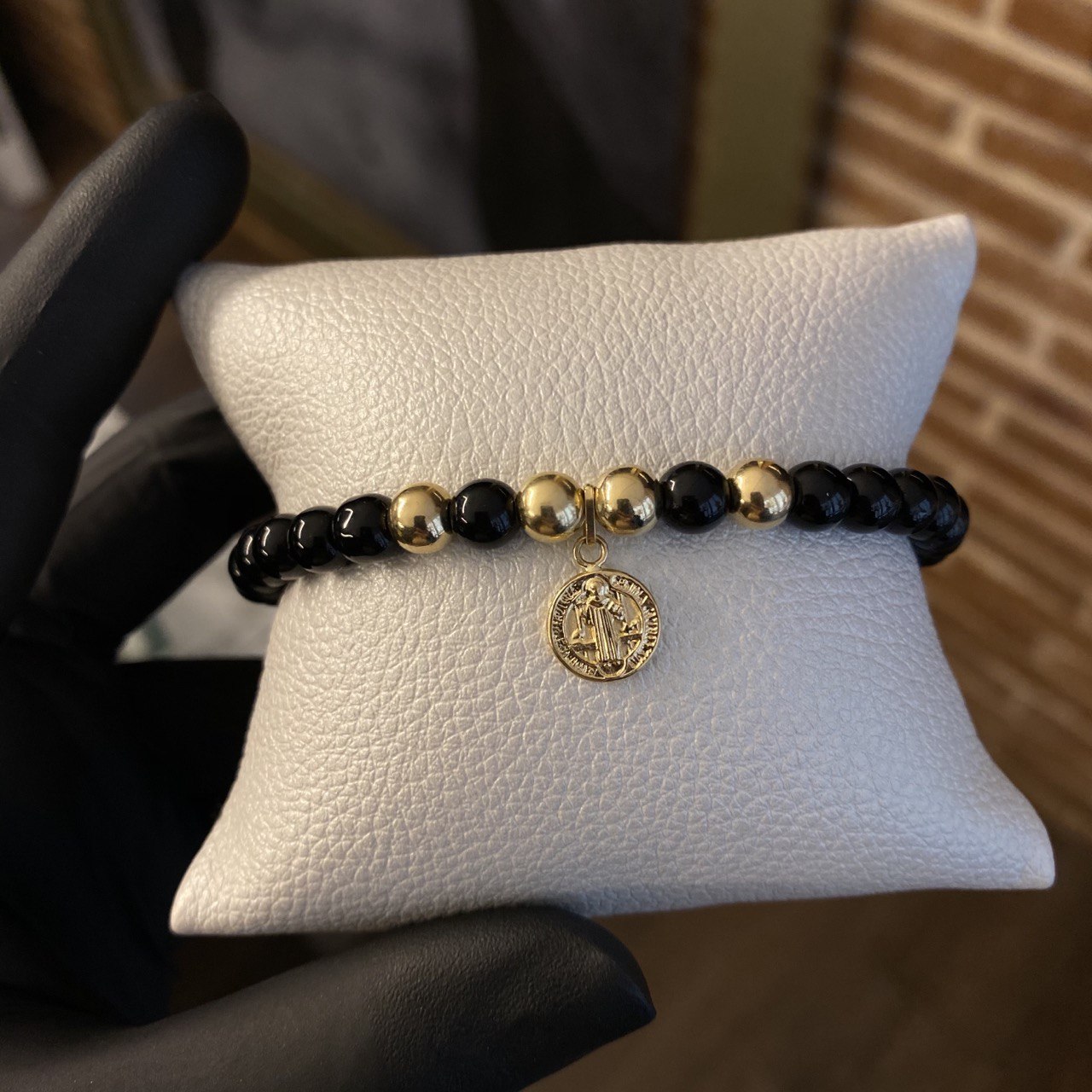 Pulsera Negra San Benito Piedra Sombra Bolas 6mm Lisa Oro Amarillo*