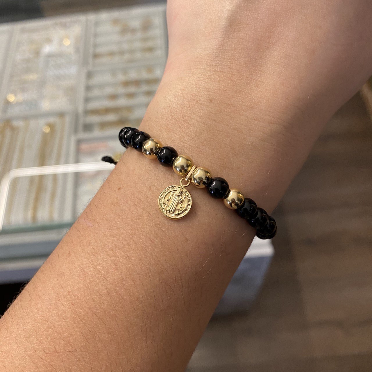 Pulsera Negra San Benito Piedra Sombra Bolas 6mm Lisa Oro Amarillo*