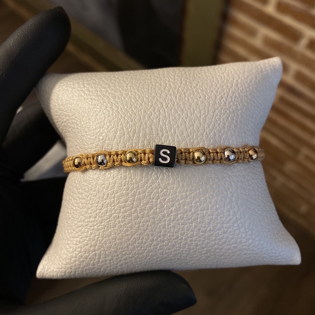 Pulsera Caqui Letra S Seis Pasos Bolas 4mm Lisas Tres Oros*