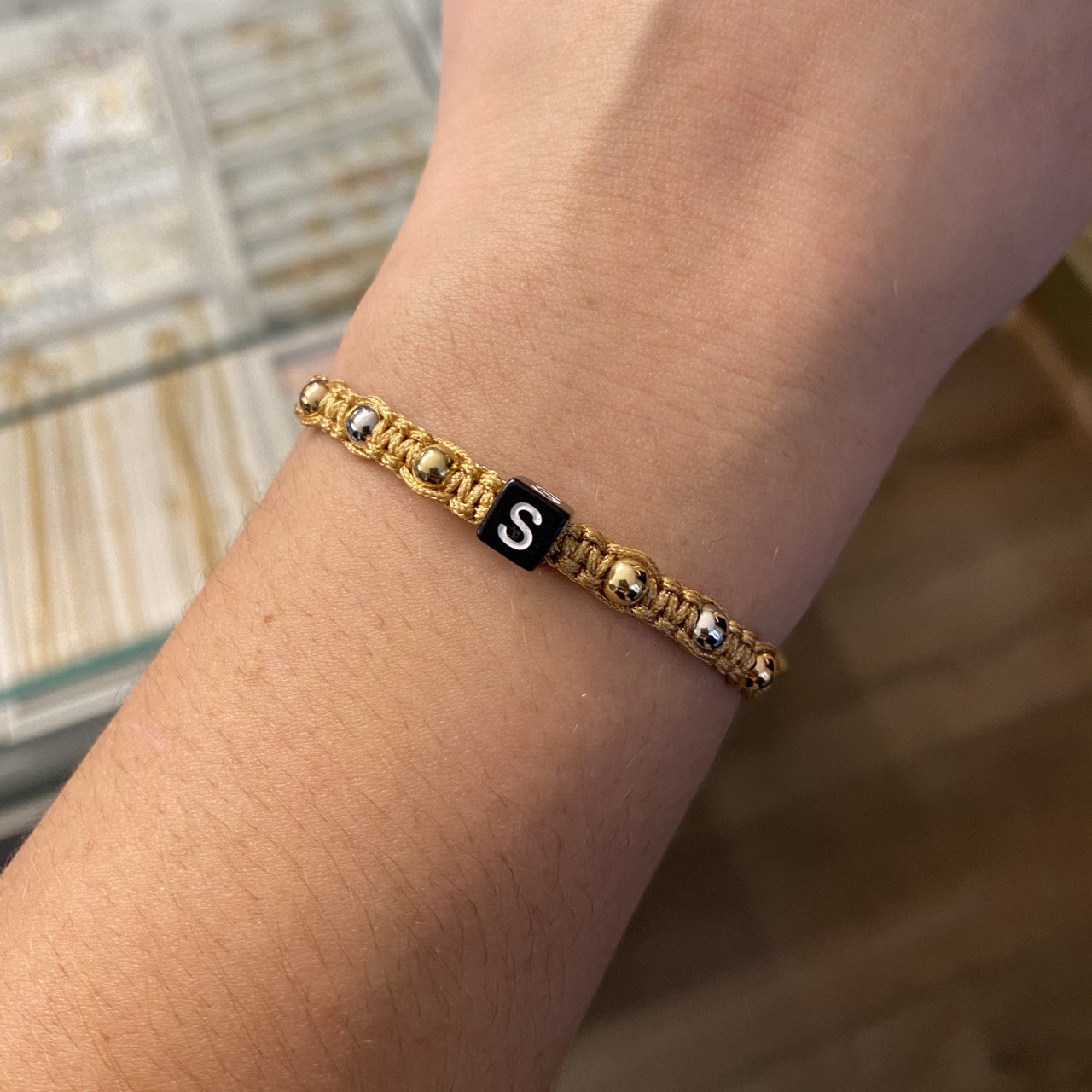 Pulsera Caqui Letra S Seis Pasos Bolas 4mm Lisas Tres Oros*