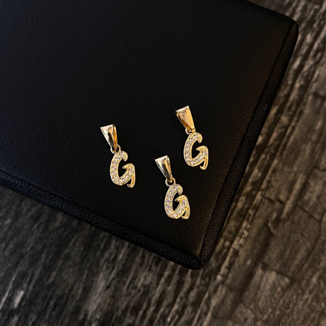 Dije Letra G 0.35gr / 1.6cm Circones Blancos Oro Amarillo