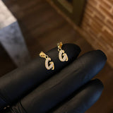 Dije Letra G 0.35gr / 1.6cm Circones Blancos Oro Amarillo