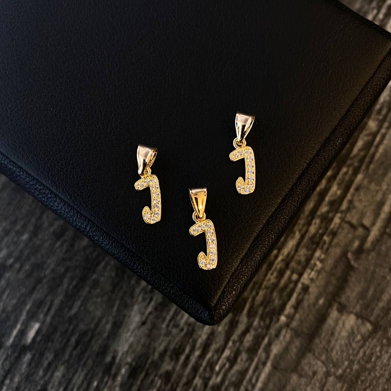 Dije Letra J 0.3gr / 1.5gr Circones Blancos Oro Amarillo