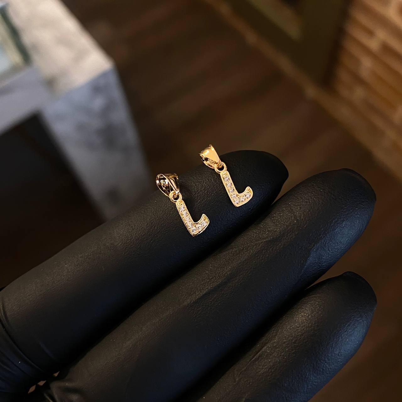 Dije Letra L 0.25gr / 1.4gr Circones Blancos Oro Amarillo