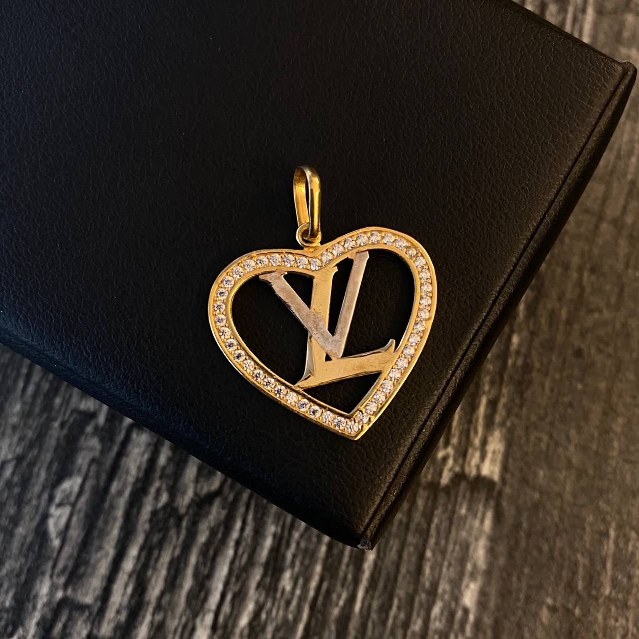 Dije LV 2.4gr/3cm Corazon Circones Blancos Dos Oros Amarillo Rosa