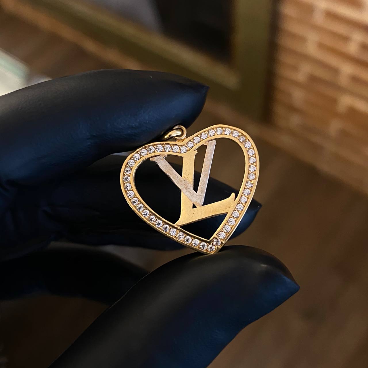 Dije LV 2.4gr/3cm Corazon Circones Blancos Dos Oros Amarillo Rosa