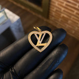 Dije LV 2.4gr/3cm Corazon Circones Blancos Dos Oros Amarillo Rosa