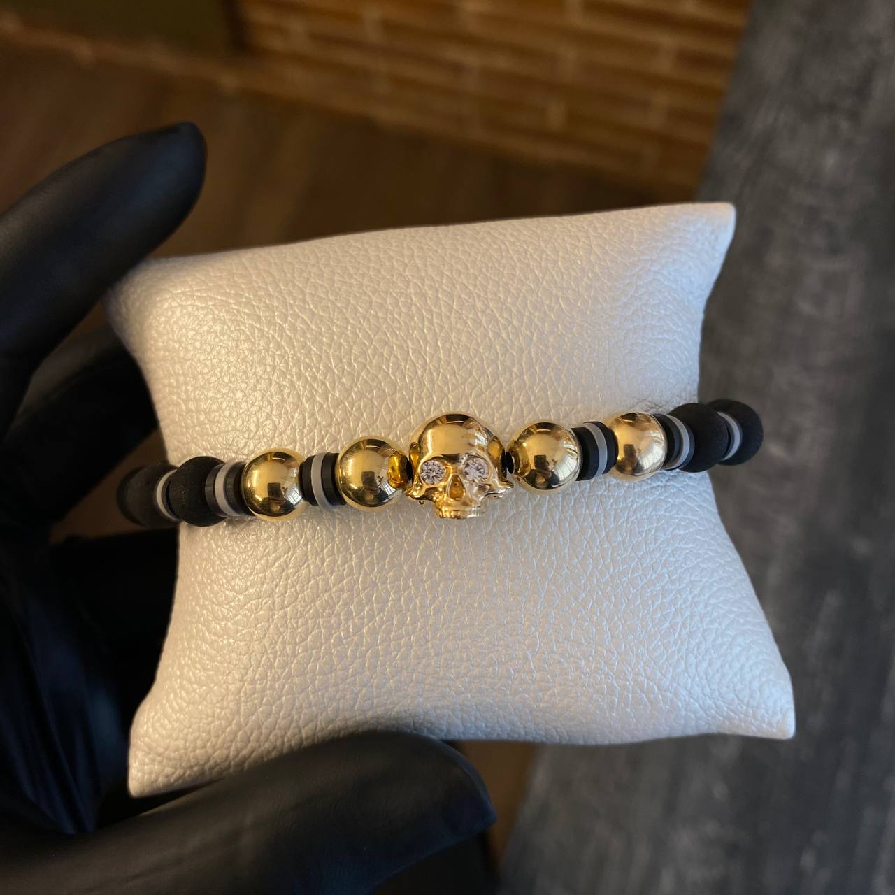 Pulsera Negra Calavera Supulcral Secciones Grisaseas Bolas 8mm Lisas Circones Blancos Oro Amarillo*