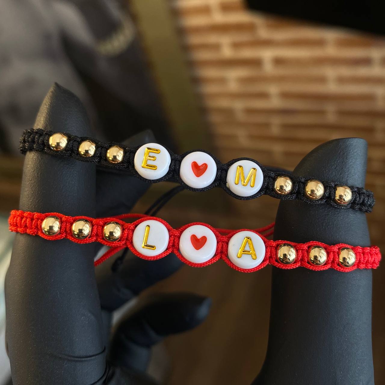 Pulsera Negra Parejas Letras Iniciales E M Bolas 4mm Lisas Oro Amarillo*