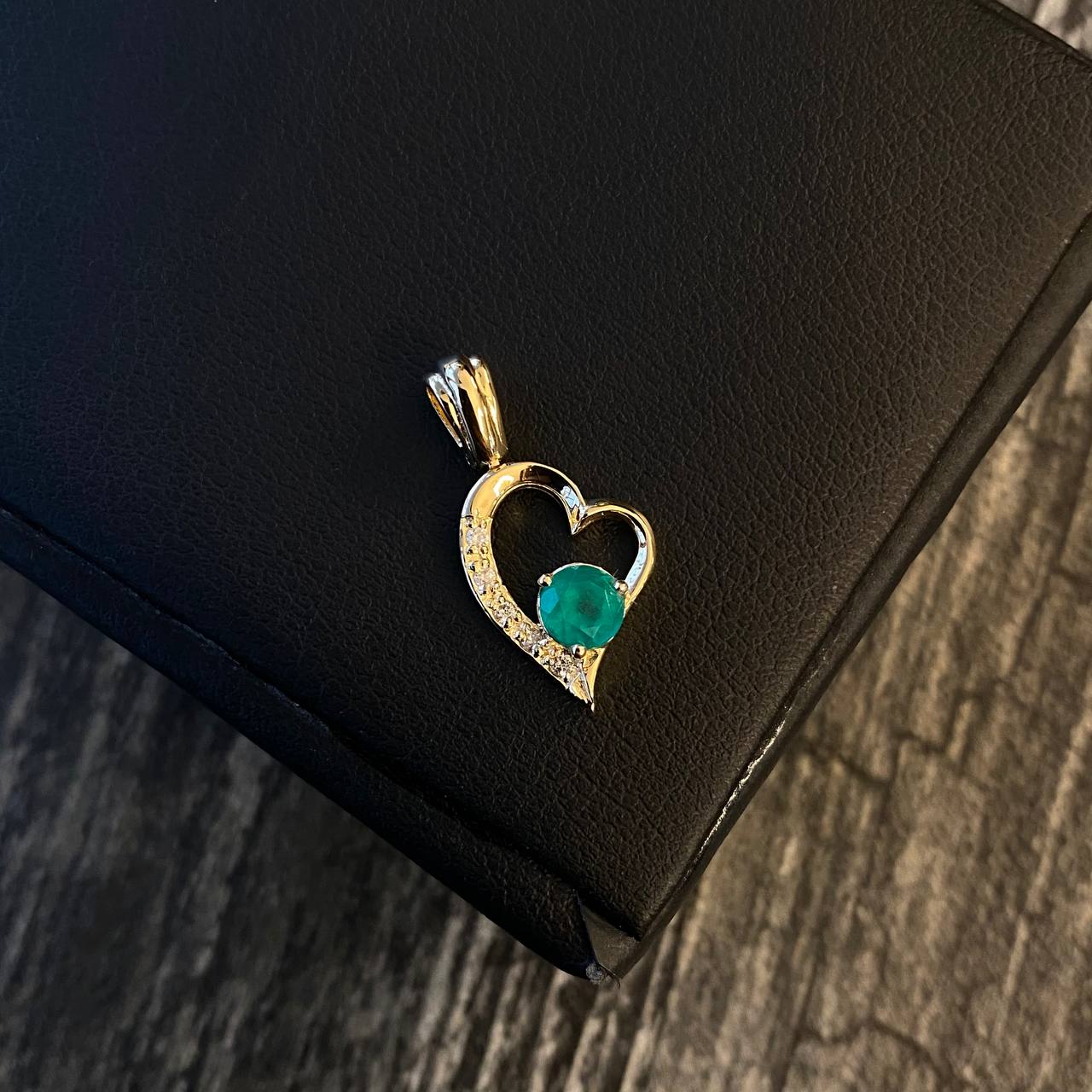 Dije Corazon Silueta 2gr / 2.3cm Esmeralda 45pts Diamantes 10pts Oro Amarillo (Joya)