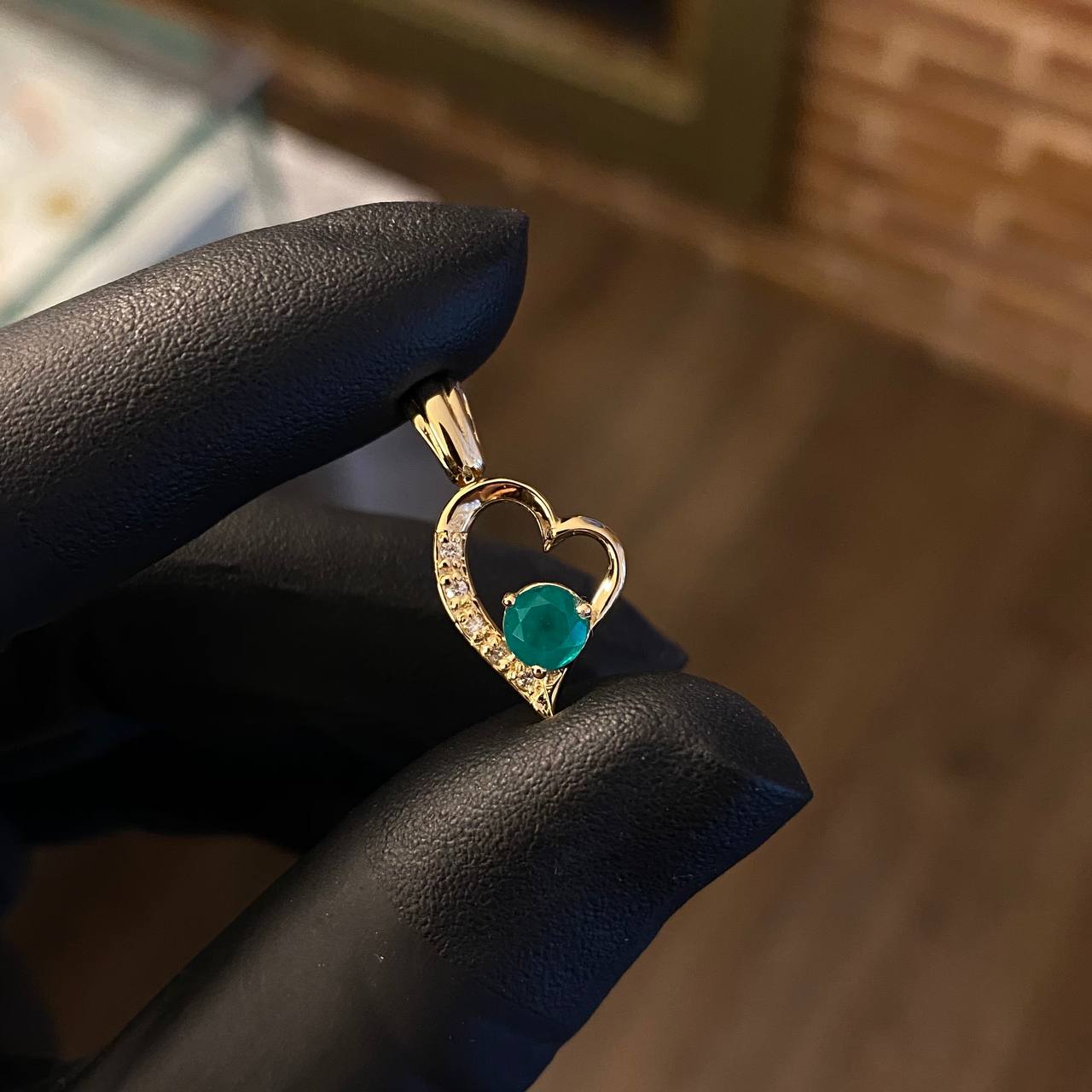 Dije Corazon Silueta 2gr / 2.3cm Esmeralda 45pts Diamantes 10pts Oro Amarillo (Joya)