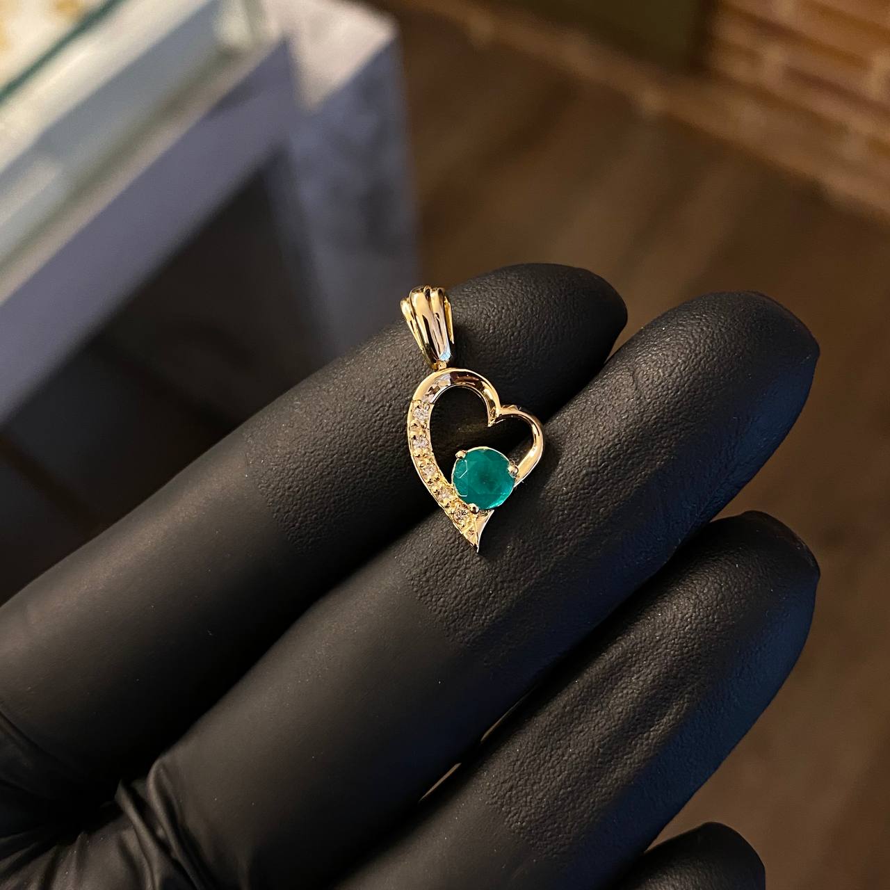 Dije Corazon Silueta 2gr / 2.3cm Esmeralda 45pts Diamantes 10pts Oro Amarillo (Joya)