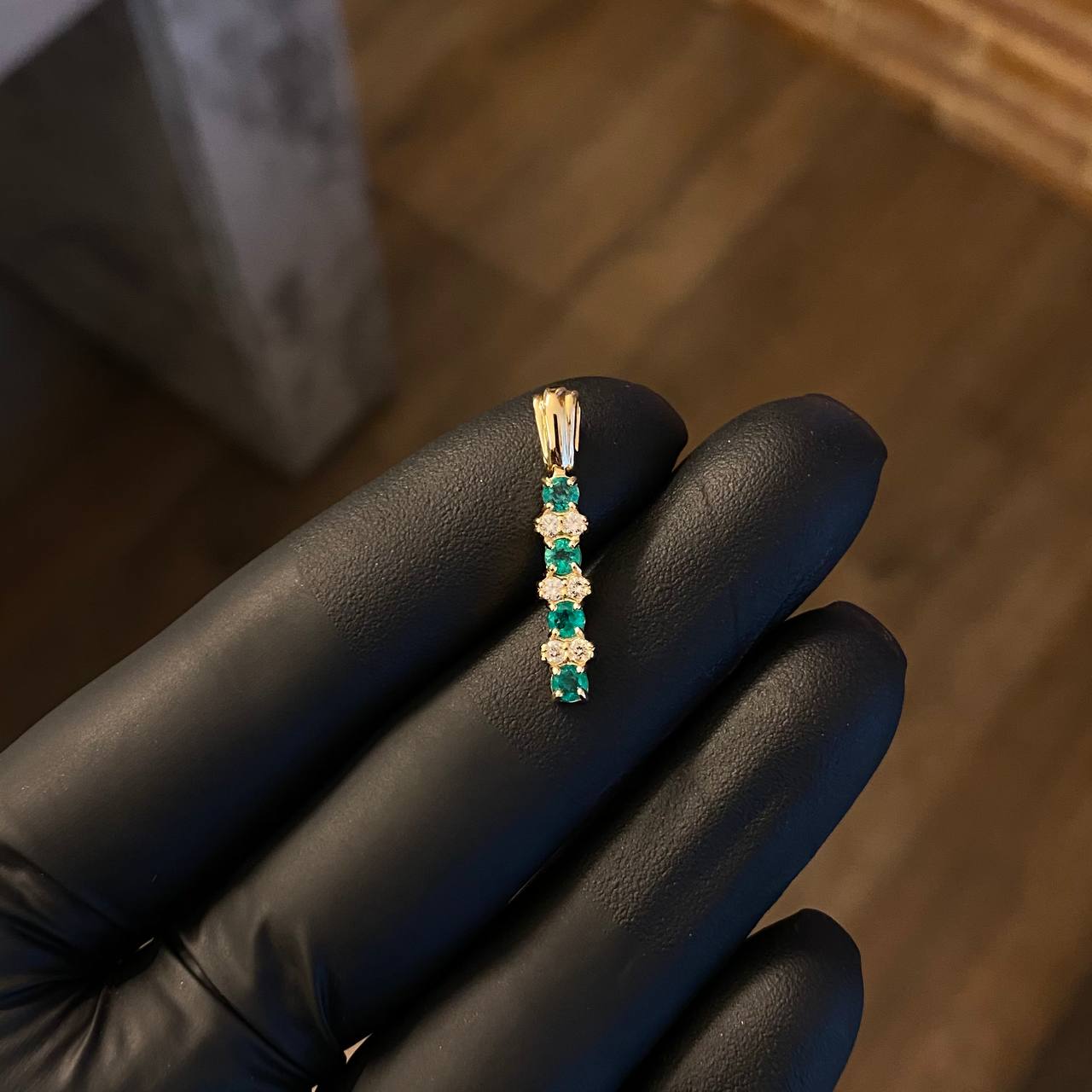 Dije Barra Segmentada 1.95gr / 2.6cm Esmeraldas 46pts Diamantes 12pts Oro Amarillo (Joya)
