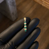 Dije Barra Segmentada 1.95gr / 2.6cm Esmeraldas 46pts Diamantes 12pts Oro Amarillo (Joya)