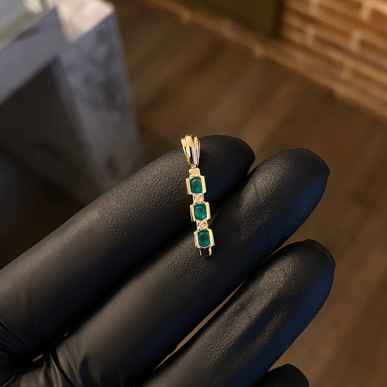 Dije Barra Presionaria 1.95gr / 2.5cm Esmeraldas 38pts Diamantes 4pts Oro Amarillo (Joya)