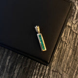 Dije Curvo 1.95gr / 2.3cm Esmeraldas 30pts Oro Amarillo (Joya)