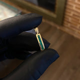 Dije Curvo 1.95gr / 2.3cm Esmeraldas 30pts Oro Amarillo (Joya)