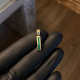 Dije Curvo 1.95gr / 2.3cm Esmeraldas 30pts Oro Amarillo (Joya)